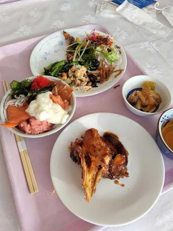 クロワッサン、プリン、ヨーグルト、ドライフルーツなど、洋食やスイーツも充実。sa.e.riさんは、いつもオリジナルの組み合わせを楽しんでいるのだそう / 2