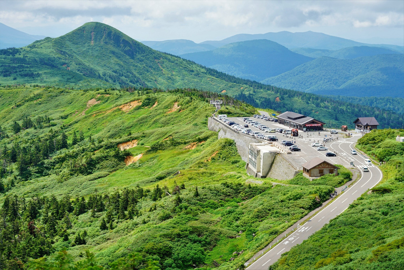 八幡平アスピーテラインと畚岳