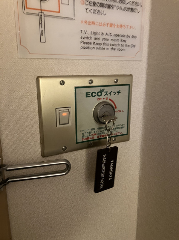 レトロな鍵を回して電気をつけるスタイル