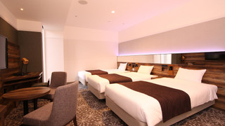 デラックス トリプルルーム (ユニットタイプバスルーム、トイレ仕切り、シャワーブース)