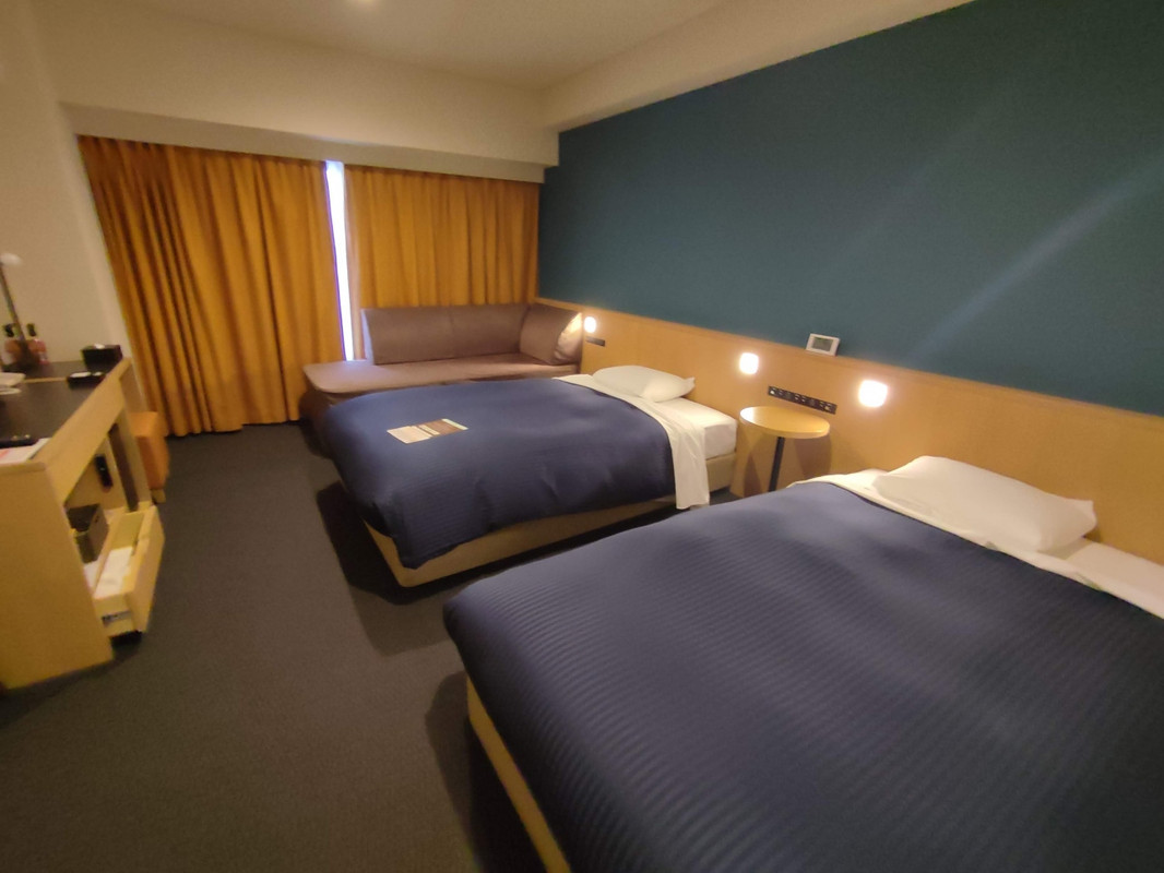 ツインのシングルユース。調度品が少し古いですが十分です。