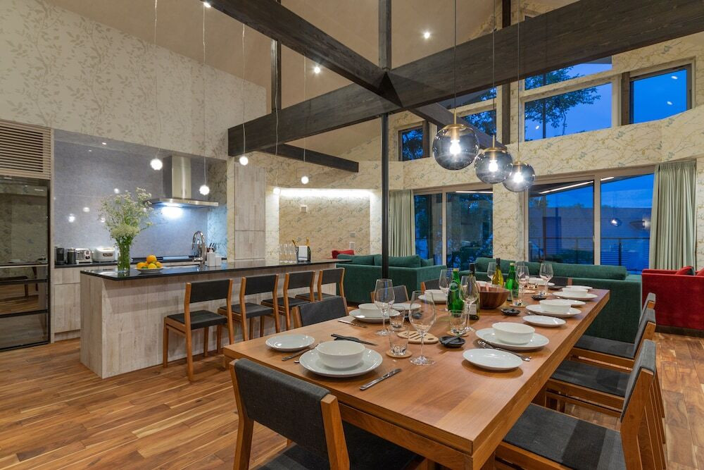 客室内のダイニングエリア