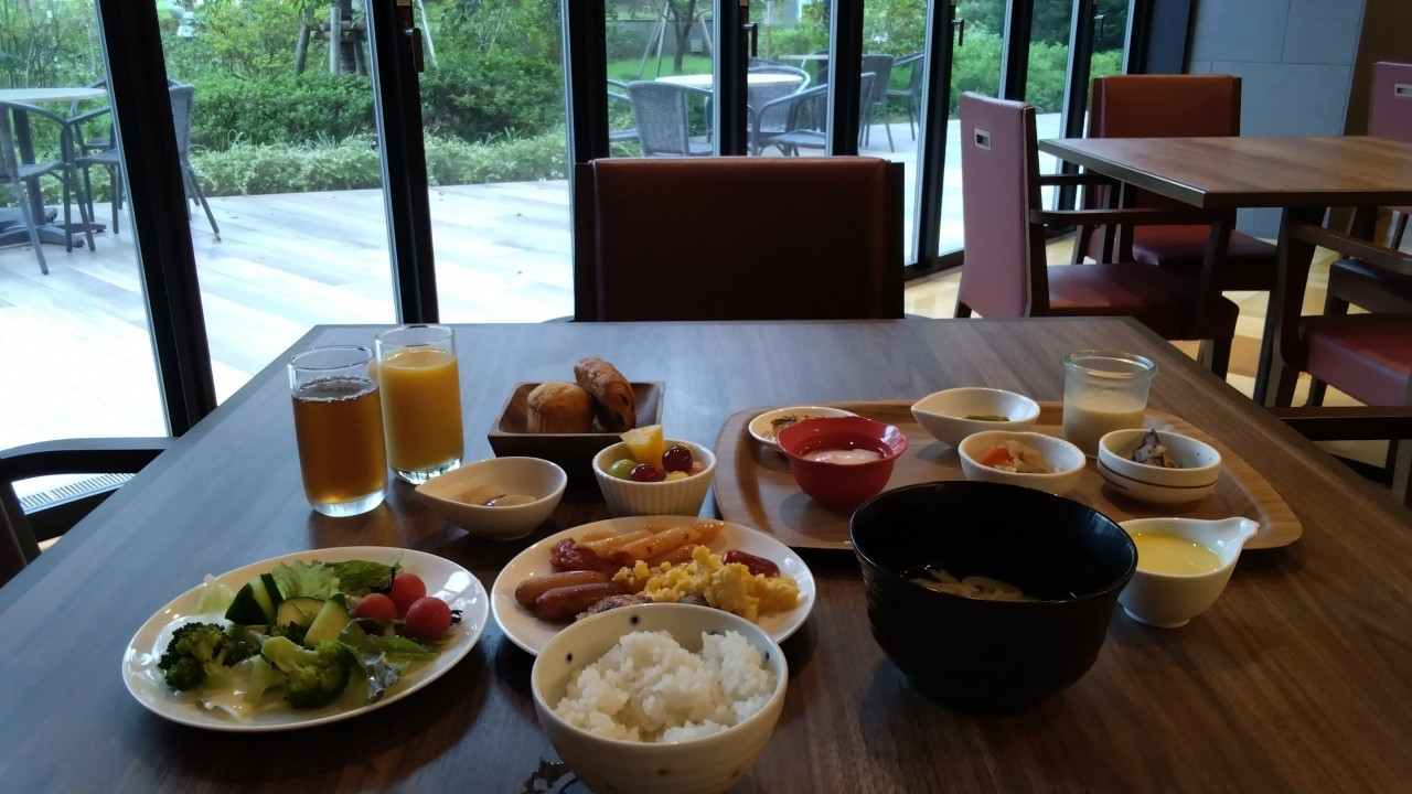 緑を見ながらの朝食