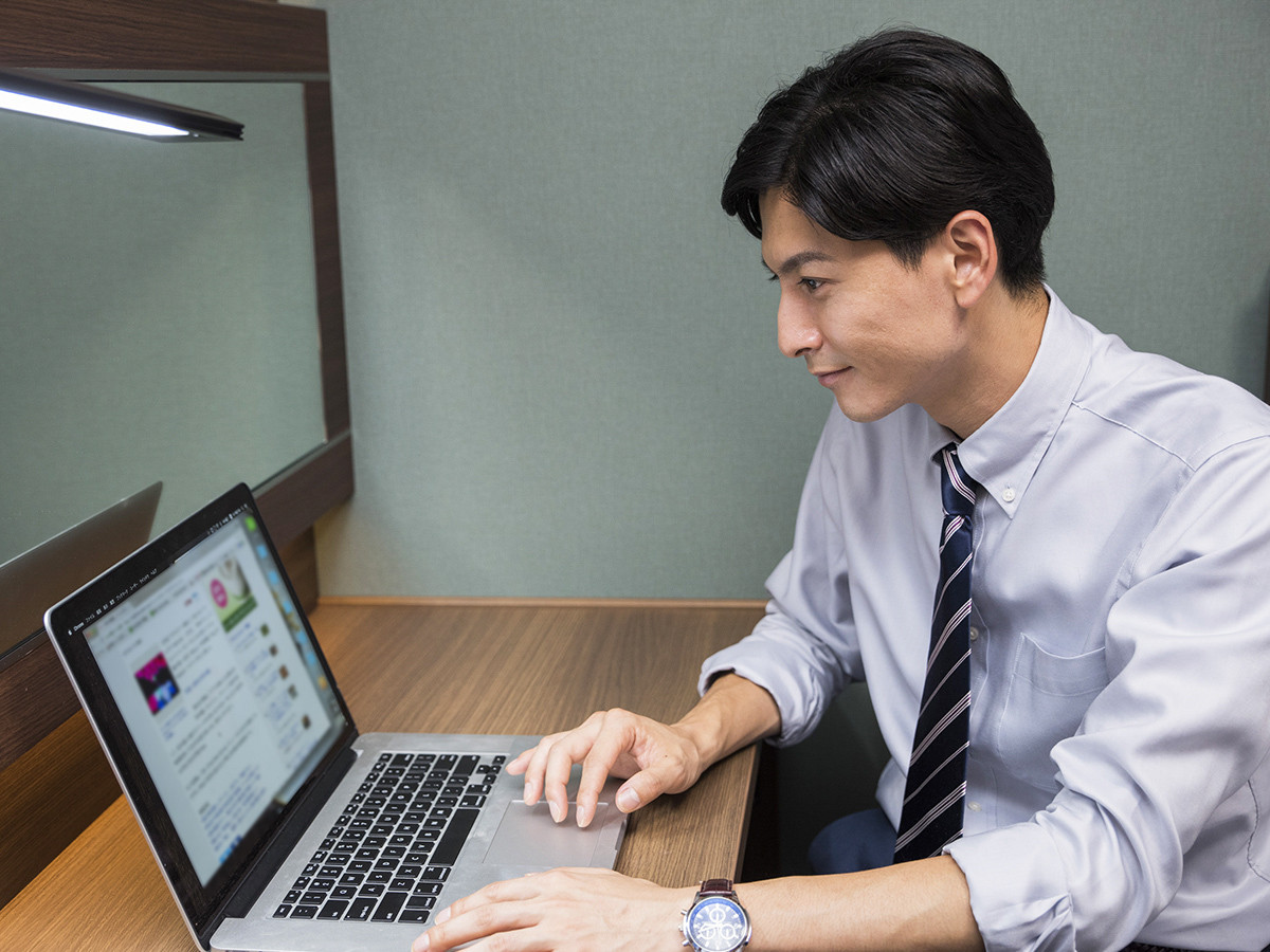 100冊の本が揃うライブラリーカフェで息抜き3403651