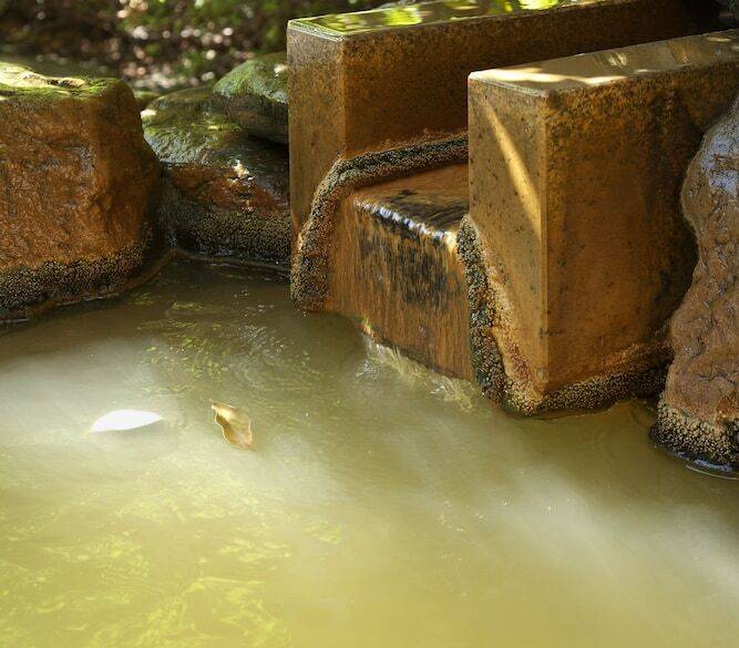 貸切露天風呂で
“黄金の湯”に癒されて / 1