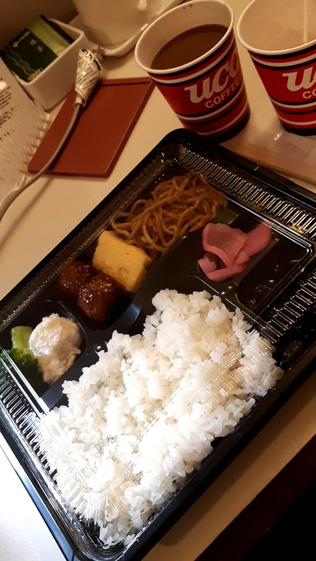 朝食はコロナのためお弁当形式。もう一つはカレー