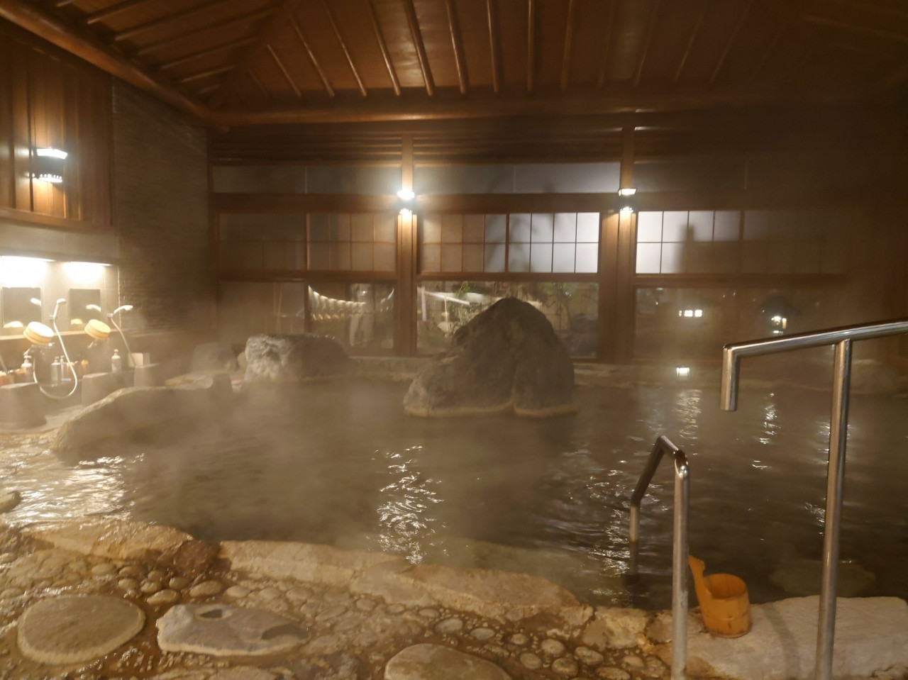 癒し空間、回遊式大庭園風呂を満喫4022847