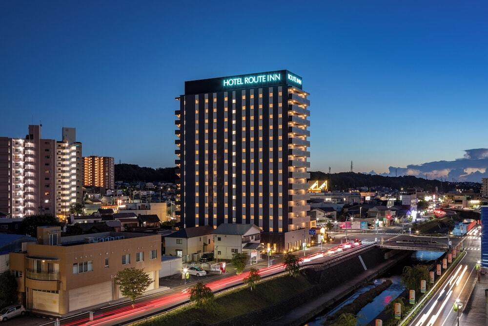 施設の正面 (日没後)