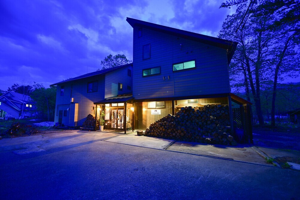 施設の正面 (日没後)