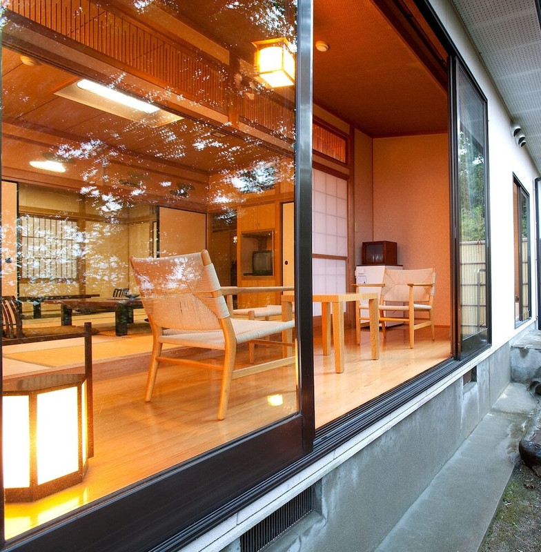 客室内のダイニングエリア