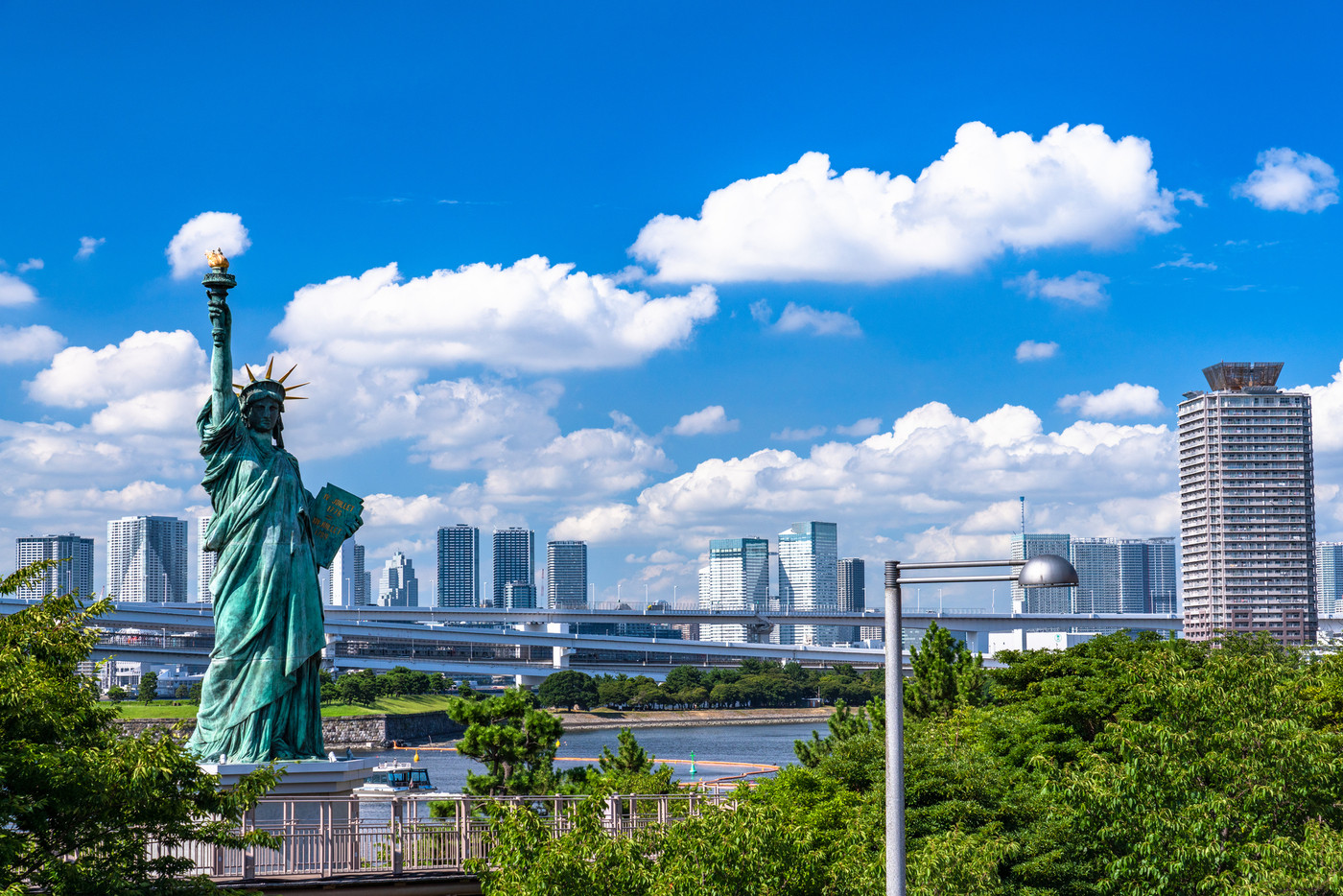 《東京都》お台場都市風景・自由の女神と青い空