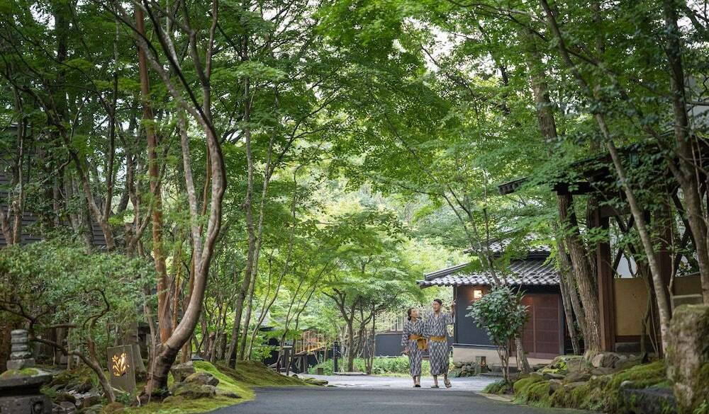 敷地内の小道／春夏 / 1