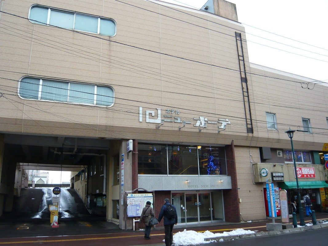 昭和のレトロな外観は駅前ホテル