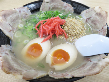 「長浜ナンバーワン 長浜店」料理 1174762 デフォルトのラーメン1種類＋替玉で十分な世界で、ある意味とっても邪道である
リッチなチャーシューメン700円＋煮玉子110円(笑)。
