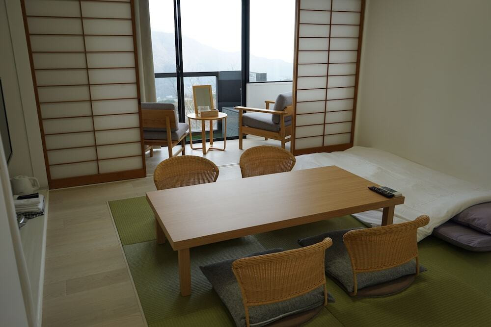 客室内のダイニングエリア