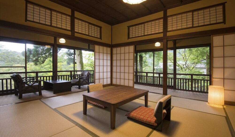 庭園や山を望む和室 / 1