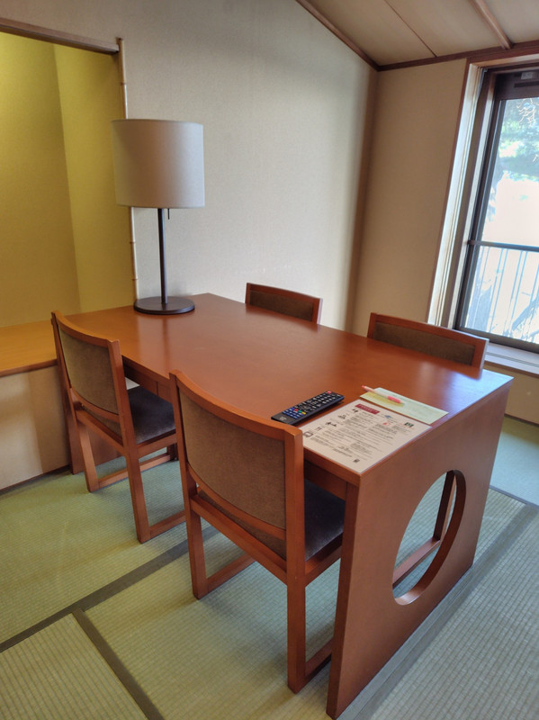 和洋室の別部屋　テーブルにテレビあり