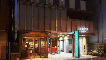 施設の正面 (日没後) / 5