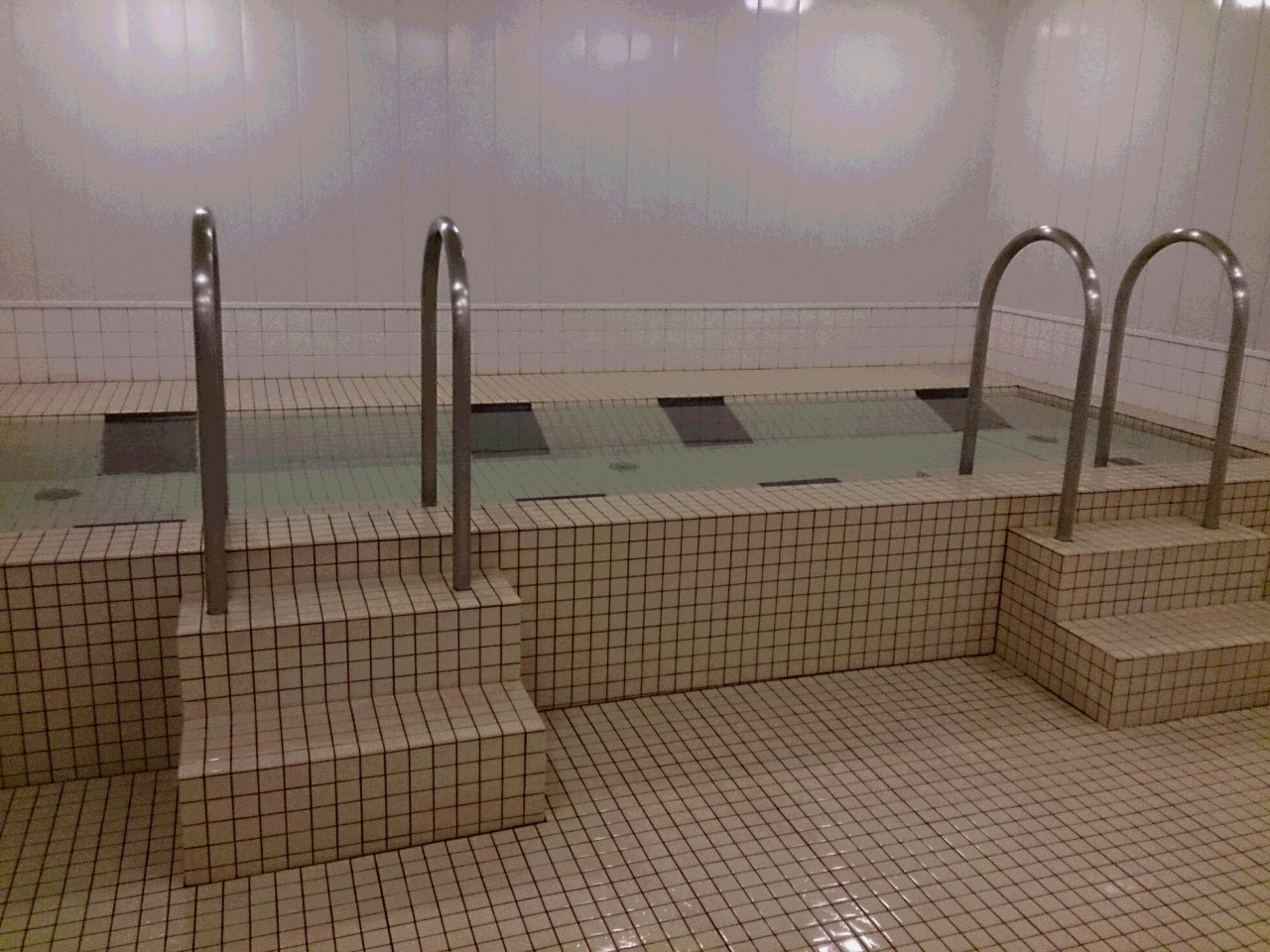 広々とした大浴場で女友達と語り合いながらのんびり4084432