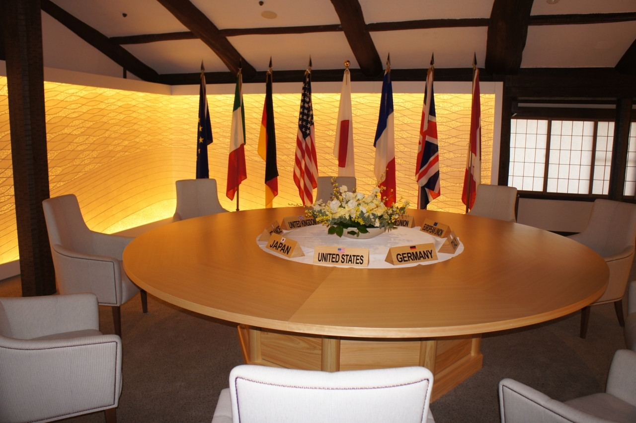 世界に９脚しかないサミットの特注の椅子に座れる1302488