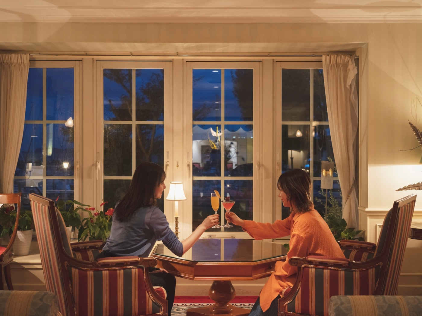 1日の終わりはクラシカルなバーで乾杯3006669