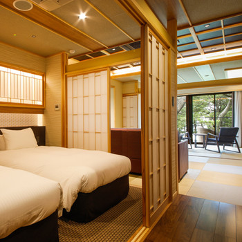 「慶野松原」越しの海と夕日の絶景が拝めるロビーラウンジでひと休み3561793