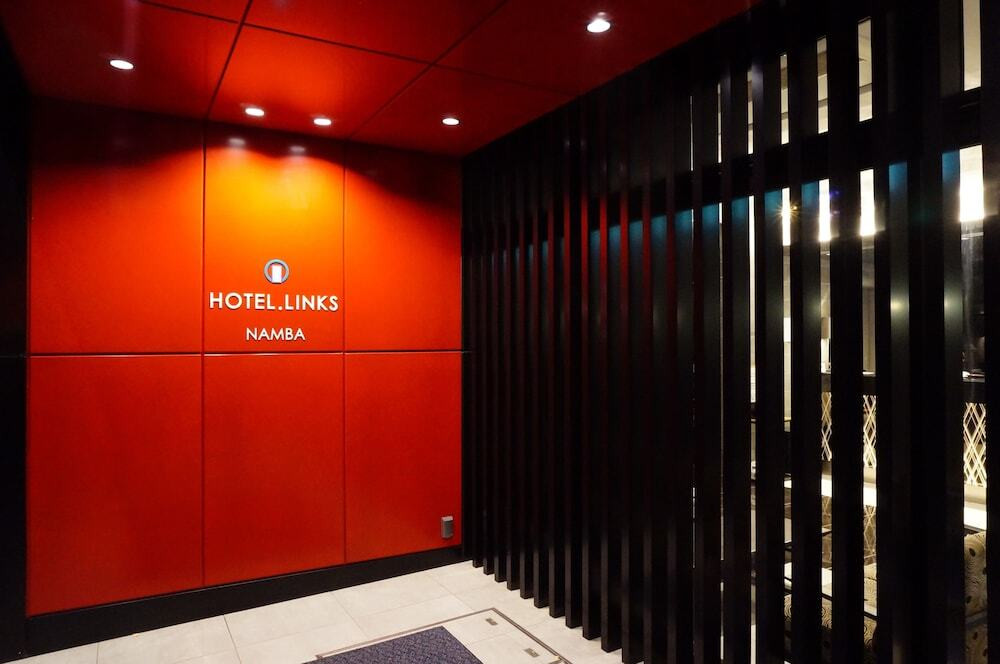 施設の正面 (日没後)