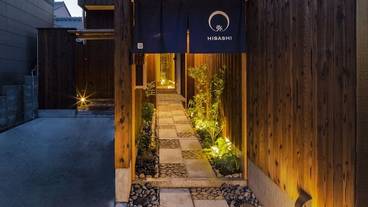 施設の正面 (日没後) / 3