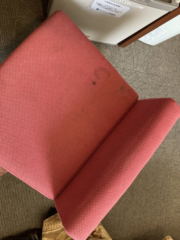 シミが目立つ椅子