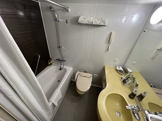 カーブしたカーテンレールの為不快ではなかった