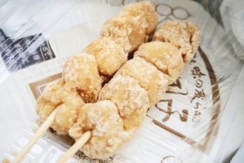 「だんご庄  本店」 料理 12475734 買ってすぐのだんご。