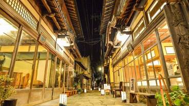 施設の正面 (日没後) / 2