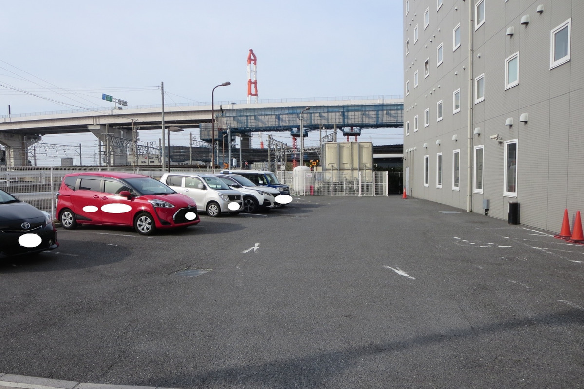 ホテルに隣接した駐車場。満車時には近隣の駐車場があるようです