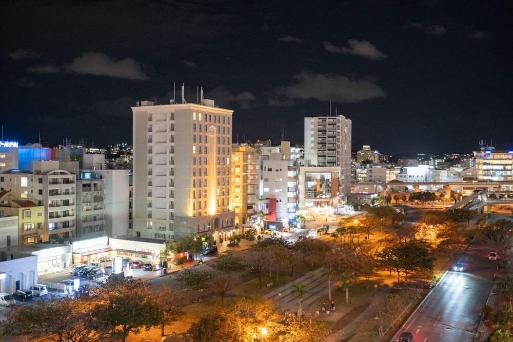 施設の正面 (日没後)