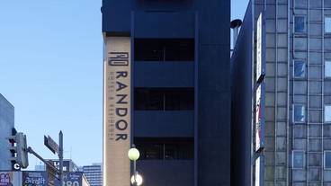 施設の正面 (日没後) / 2