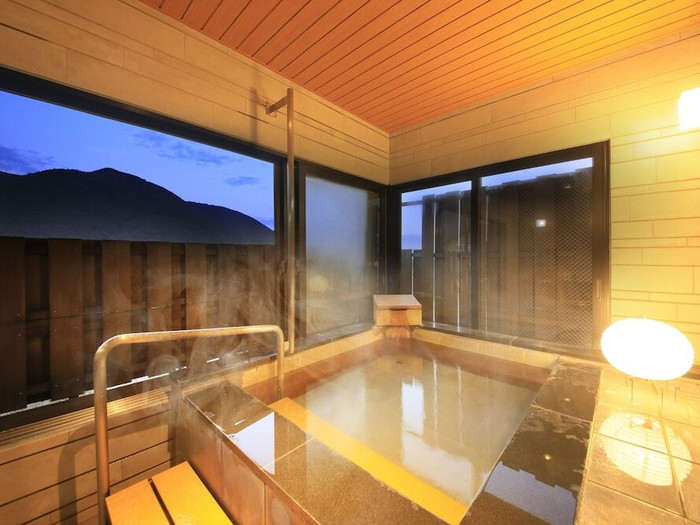 貸切露天温泉から見えるのは、箱根外輪山の一つである「明星ヶ岳（みょうじょうがたけ）」