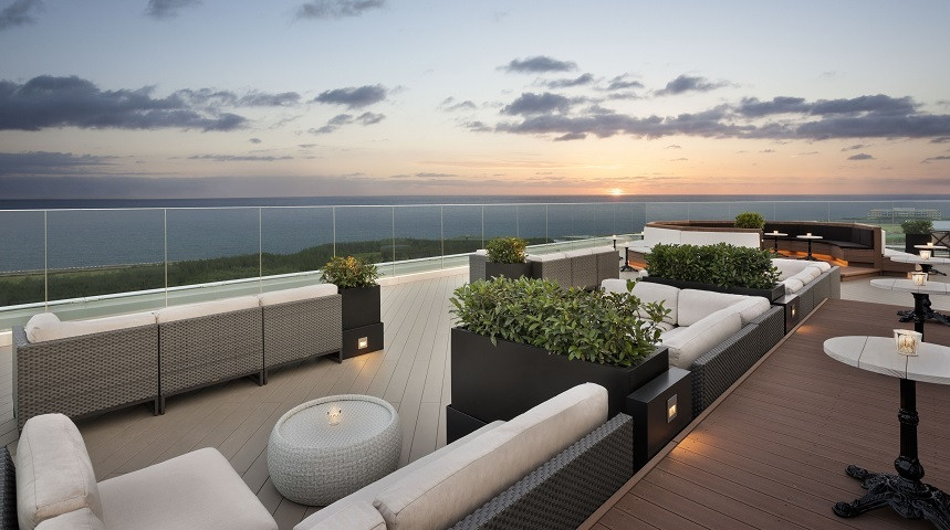 ルーフトップバーから輝く東京湾を見渡して3358098