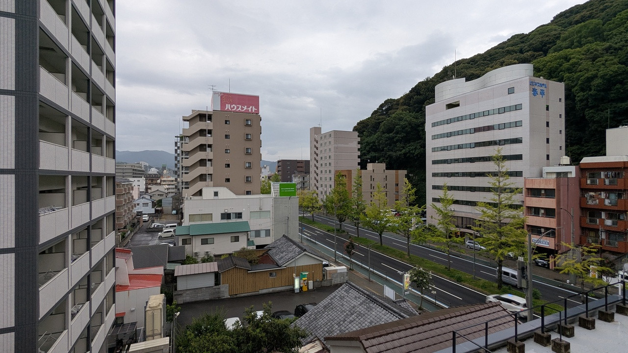 松山城の丘の北側に有ります。