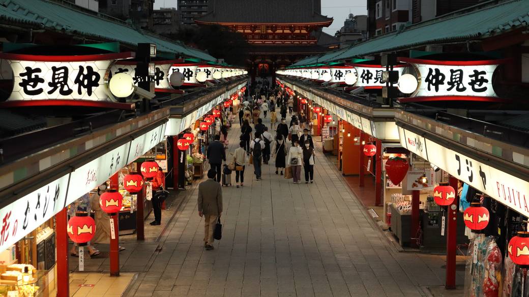 ライトアップされた
「浅草寺」へ / 2