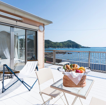 テラスで思い思いに過ごす、自由な時間3488677