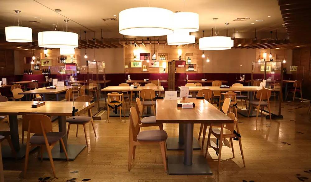 客席はやわらかな光に包まれて、ゆっくりできる空間です。ホテルの方が席まで案内してくれますよ。