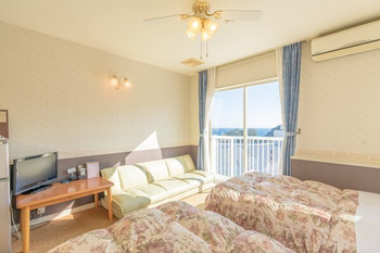 たっぷりと差し込む日差しが爽やかな客室3701111