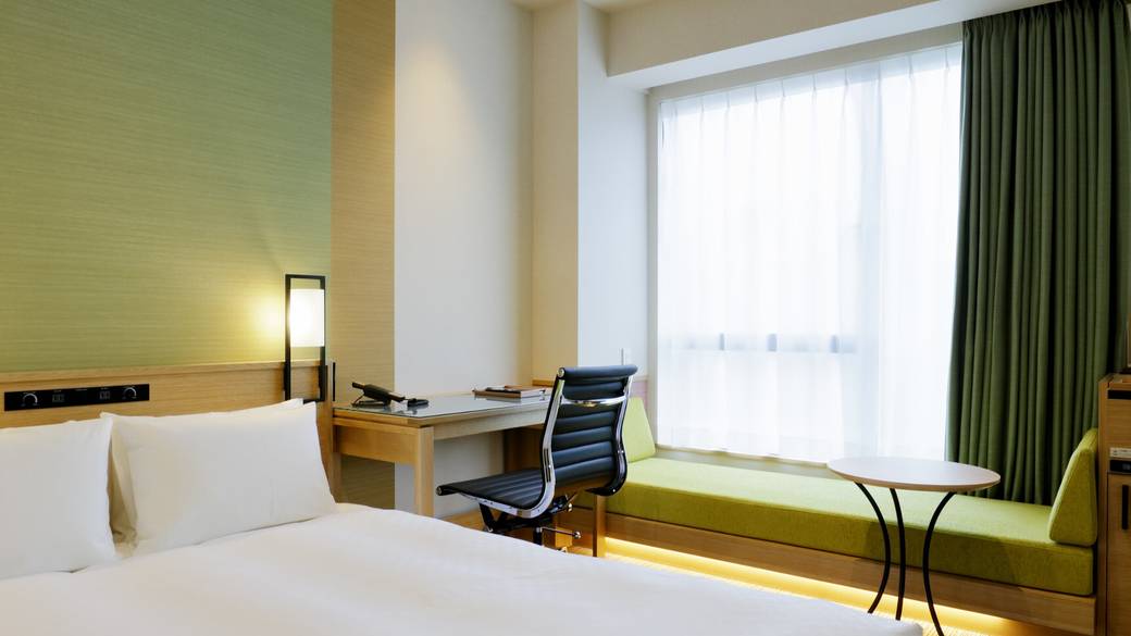 窓際の小上がりと
広めのデスクが◎ / 1