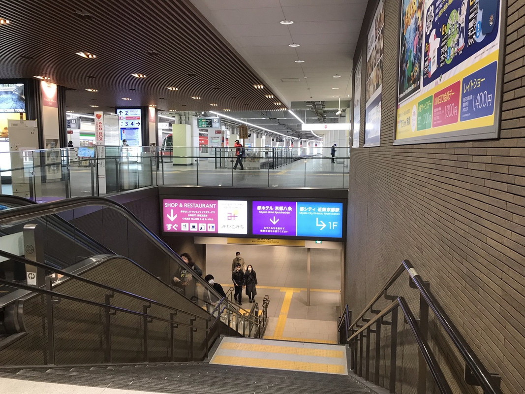 新幹線を下りて近鉄横の階段を下りた右が入り口（ブルーの看板）