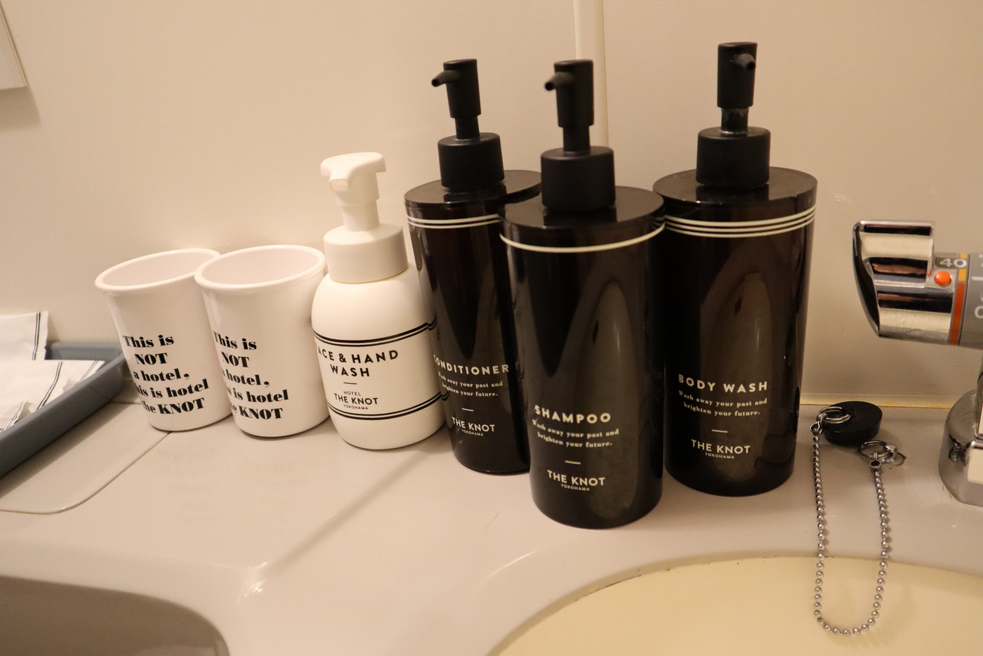 コンパクトな3点ユニットのバスルーム2009378