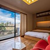強羅温泉 和の宿 華ごころ（神奈川県 旅館）：「和洋室」は35平米。6畳の和室とベッドルームがあり、モダンなインテリアがくつろぎを感じさせてくれる。冷蔵庫のフリードリンク片手に「外輪山」を眺める、癒しのひと時を。 / 2
