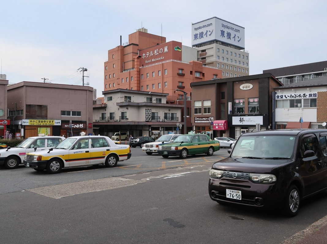 在来線の一ノ関駅西口から、別のホテルと並んでいるのが見えます