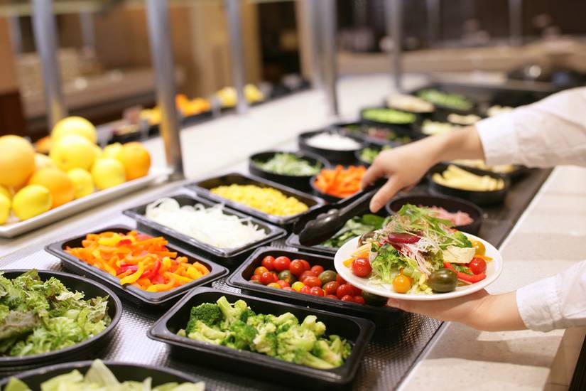 多彩なサラダバーに
熱々のグリル料理も！ / 4