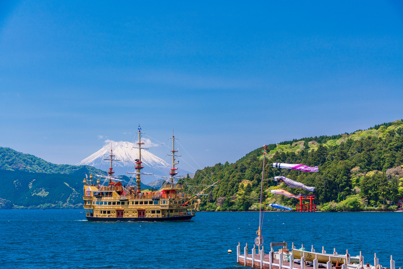 （神奈川県）芦ノ湖遊覧船と富士山