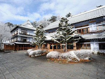 格式高い老舗「草津ホテル」1056108